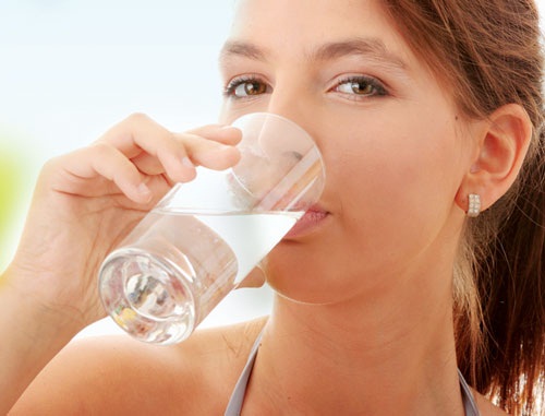 hình phụ nữ uống nước