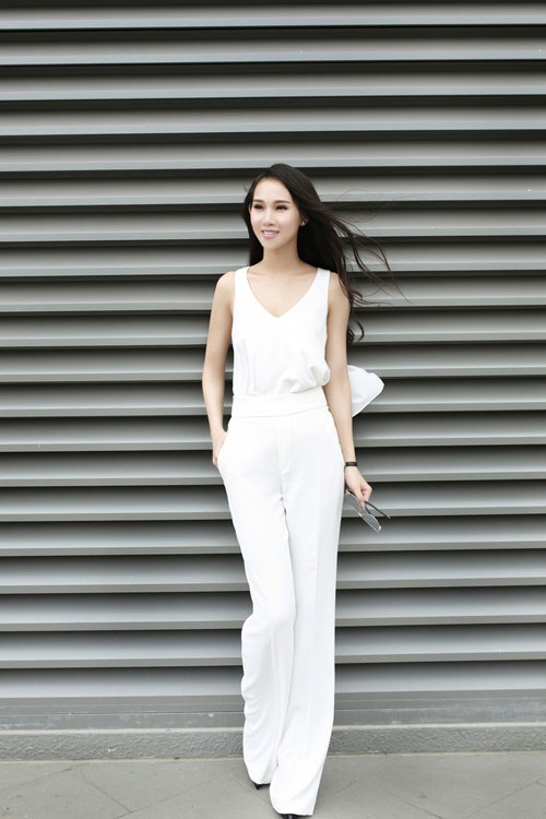 hình phụ nữ mặc đồ trắng trong hè