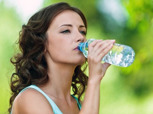 hình phụ nữ trung niên uống nước