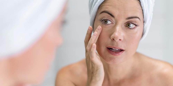 Cách chăm sóc da cho phụ nữ tuổi 40 để trẻ mãi không già