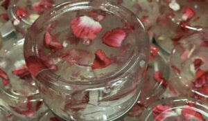 Cách đắp mặt nạ Collagen hoa hồng tự làm để dưỡng da - mat na collagen hoa hong 300x175