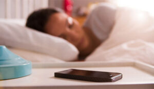 12 cách dễ ngủ nhanh nhất vào ban đêm hiệu quả - tranh xa dien thoai 300x175