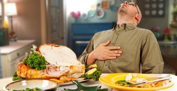 Ăn quá no và quá nhanh có thể là nguyên nhân dẫn đến đau dạ dày