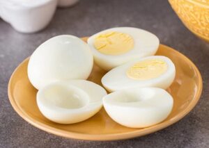 ăn trứng gà luộc có trắng da không