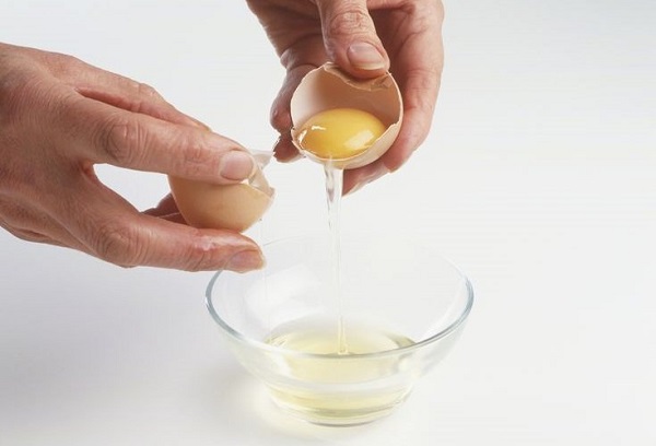 Dùng vitamin B1 kết hợp trứng gà làm trắng da