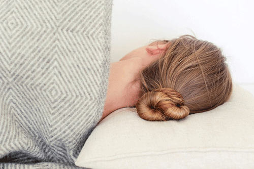 9 thói quen cần làm trước khi đi ngủ - bui toc khi ngu