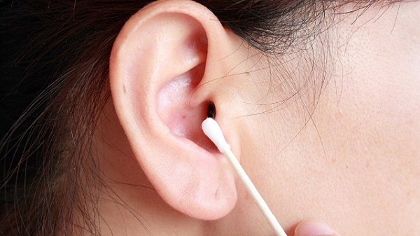 Nguyên nhân gây mụn ở tai