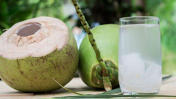 10 lợi ích được nghiên cứu hỗ trợ của nước dừa đối với sức khỏe và làn da của bạn - nuoc dua moi
